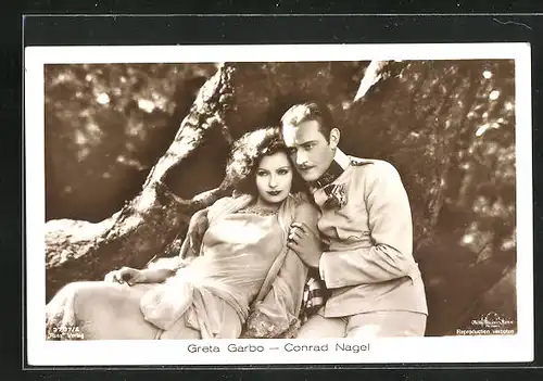 AK Schauspielerin Greta Garbo mit Schauspieler Conrad Nagel in einer Filmszene