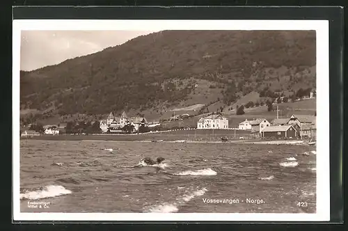 AK Vossevangen, Blick auf den Ort bei Wellengang in der Bucht