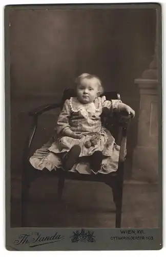 Fotografie Th. Janda, Wien, Ottakringerstr. 103, Baby im Kleid auf Stuhl sitzend