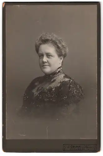 Fotografie J. Grimm, Offenburg i. B., Portrait Edeldame im Kleid mit Rüschen & Spitze