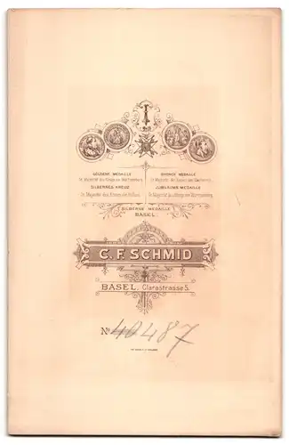 Fotografie C.F. Schmid, Basel, Clarastr. 5, älteres Paar trägt feinen Zwirn im Foto-Atelier