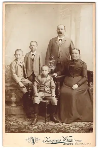 Fotografie Jaques Weiss, Basel, Elisabethenstr. 4, Familie in bester Garderobe beim Fotograf