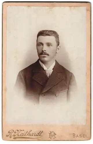 Fotografie R. Neithardt, Basel, Clarastr. 54, Portrait junger Mann mit Oberlippenbart im Mantel
