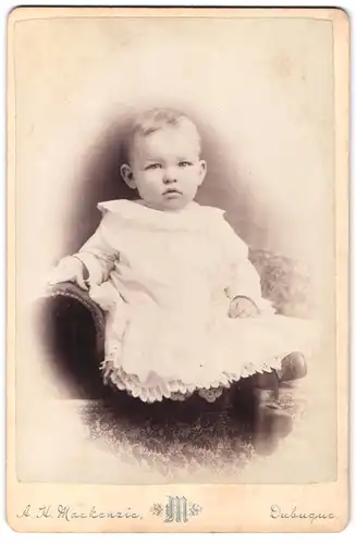 Fotografie A.H. Mackenzie, Dubuque, Kleinkind im weissen Kleidchen