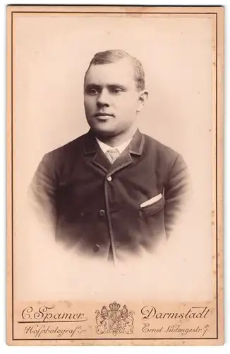 Fotografie C. Spamer, Darmstadt, Ernst Ludwigstr. 7, Portrait junger Mann im Anzug