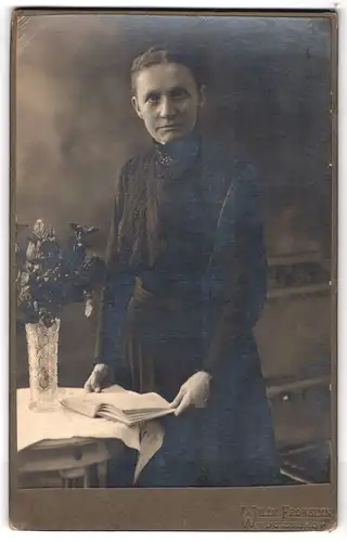 Fotografie Willy Frohsinn, Duisburg, betagte Dame mit Buch im schwarzen Kleid