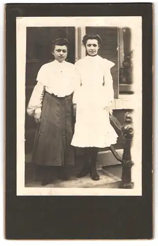 Fotografie Fotograf und Ort unbekannt, Mädchen im weissen Kleid nebst Schwester mit Bluse & Rock