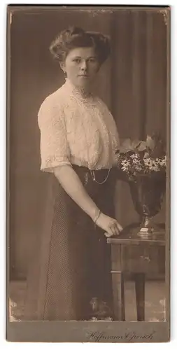 Fotografie Hoffmann & Jursch, Leipzig, Dorotheenstr. 10, junge Dame mit weisser Bluse nebst Blumenvase im Atelier