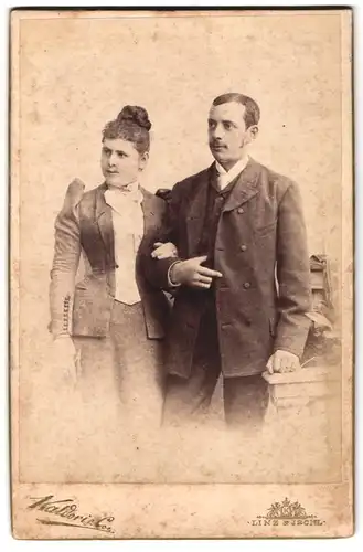 Fotografie Kaldori & Co., Ischl, Franzensallee 4, Dame mit Dutt imtailierten Kleid nebst Gatte im Anzug