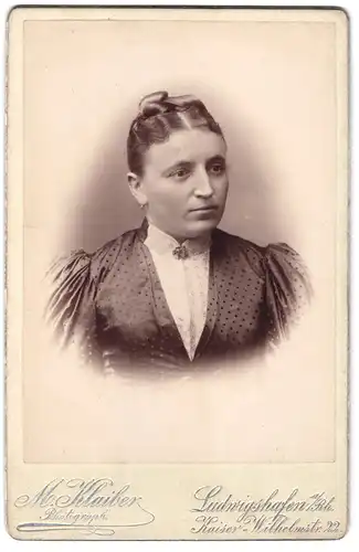 Fotografie M. Klaiber, Ludwigshafen / Rhein, Kaiser-Wilhelmstr. 22, Portrait Dame mit Dutt trägt Bluse mit Puffärmeln