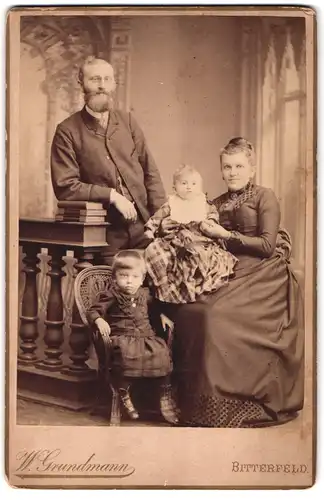 Fotografie W. Grundmann, Bitterfeld, Vater mit Vollbart & Zwicker nebst Gattin mit Kindern