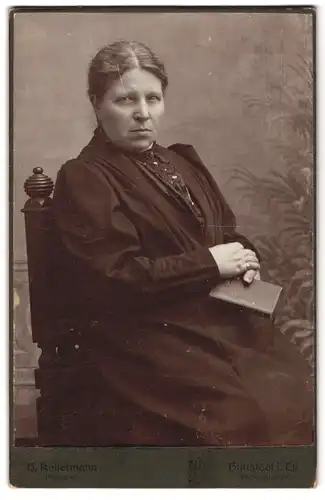 Fotografie Hugo Kellermann, Buttstädt i. Th., Rastenbergerstrasse, streng blickende Dame im schwarzen Kleid