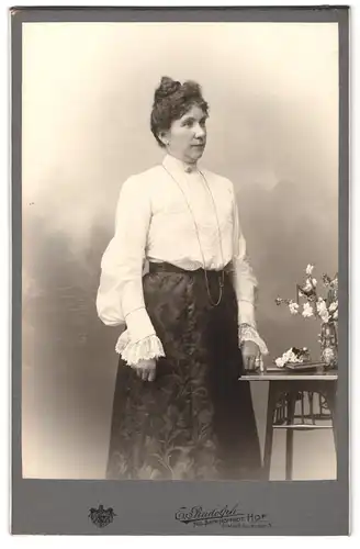 Fotografie E. Rudolph, Hof i. B., Lorenzstr. 3, Hausfrau trägt Bluse mit Spitze & Rock mit floraler-Verzierung
