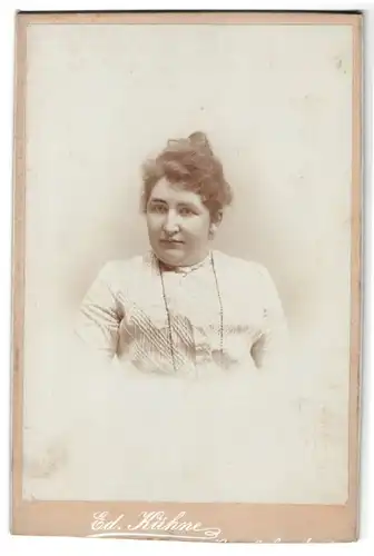 Fotografie Ed. Kühne, Helmstedt, Neumärkerstr. 23, Portrait beleibte Hausfrau mit Halskette trägt weisse Bluse