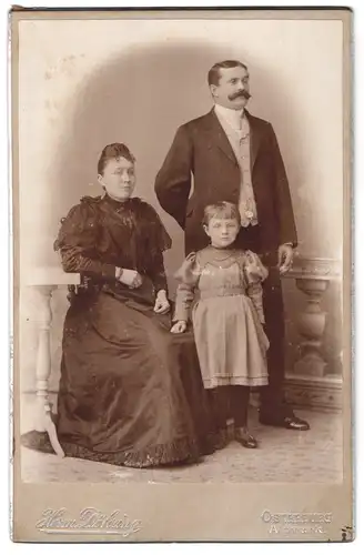 Fotografie Herm. Döhring, Osterburg / Altmark, Vater mit Taschenuhr nebst Gattin und Tochter
