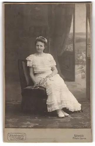 Fotografie Wilhelm Nottebrock, Gütersloh, junge Dame mit Blütenzweig trägt weisses Kleid