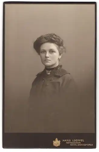 Fotografie Hans Loeffel, Gera, Bahnhofstr. 2, Portrait Brünette Dame mit Brosche