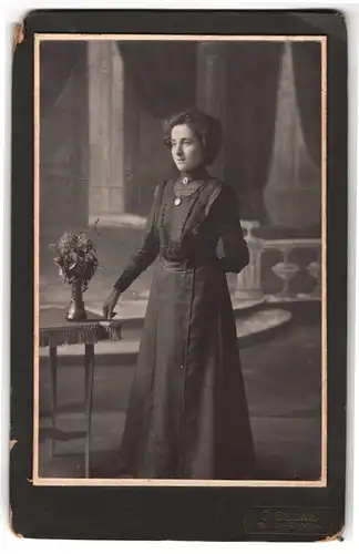 Fotografie J. Blums, Bilstein i. W., Brünette Dame im schwarzen Kleid mit Halskette & Anhänger