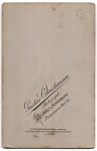Fotografie Gustav Chrisiansen, Burg b. M., Schartauerstr. 16, junge Brünette Dame im modischen Kleid vor Kulisse