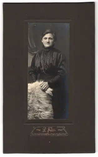 Fotografie R. Dürr, Gummersbach, ältere Dame im schwarzen Kleid mit Felldecke