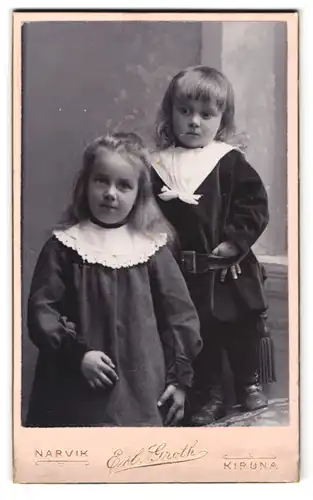 Fotografie Erl. Groth, Kiruna, Portrait zwei blonde Mädchen in Kleidern mit Rüschenkragen