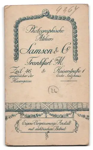 Fotografie Samson & Co., Frankfurt a. M., Zeil 46, Portrait kleiner Junge im weissen Kleid mit Blashorn in der Hand