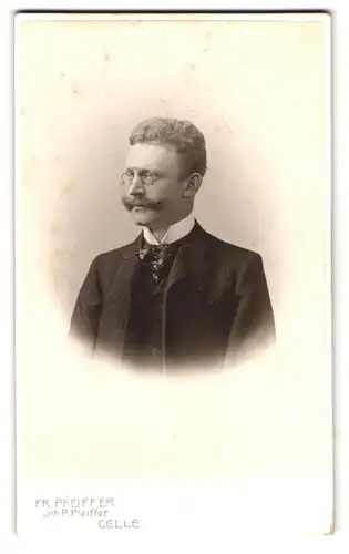 Fotografie Fr. Pfeiffer, Celle, Westcellerthorstr. 15, Portrait Herr im Nadelstreifenanzug mit Zwicker Brille und Bart