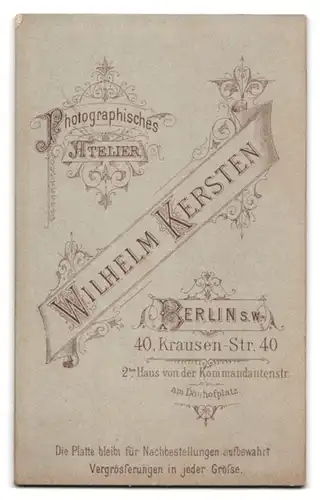 Fotografie Wilhelm Kersten, Berlin, Krausen-Str. 40, Portrait junger Knabe im Anzug mit Fliege