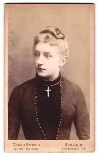 Fotografie Oscar Storch, Berlin, Friedrichstr. 125, Portrait junge blonde Frau im Kleid mit Kreuz Kette