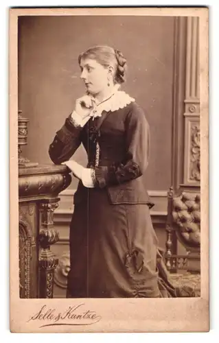 Fotografie Selle & Kuntze, Potsdam, Schwertfegerstr. 14, Portrait junge Frau im Biedermeierkleid mit Zopf