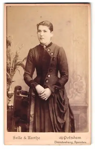 Fotografie Selle & Kuntze, Potsdam, Schwertfegerstr. 14, Portrait junge Frau im Biedermeierkleid mit Brosche