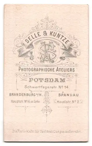 Fotografie Selle & Kuntze, Potsdam, Schwertfegerstr. 14, Portrait junge Frau im Biedermeierkleid mit Brosche