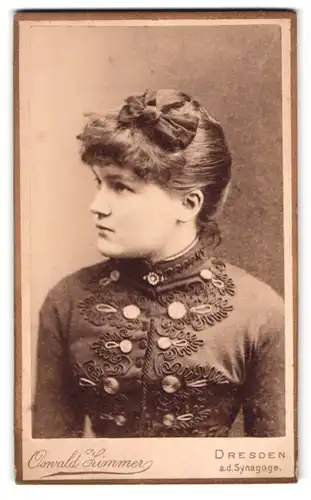 Fotografie Oswald Zimmer, Dresden, Zeughausstr. 3, Portrait junge Dame im bestickten Kleid mit Haarschleife