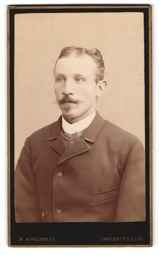 Fotografie M. Hirschbeck, Landsberg am Lech, Portrait Herr im Anzug mit gestreifter Krawatte, Moustache