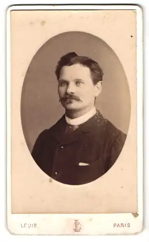 Fotografie Louis, Paris, Avenue de Clichy 28, Portrait Franzose im Anzug mit Moustache