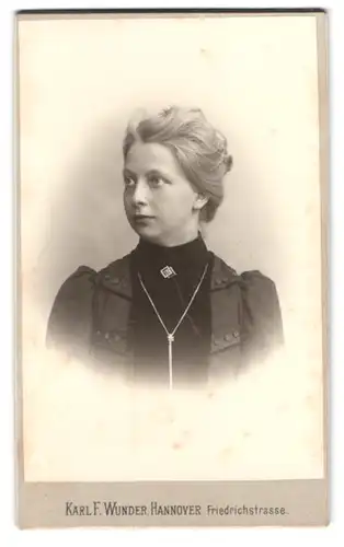Fotografie Karl F. Wunder, Hannover, Friedrichstr., Portrait Lene Müller im Kleid mit Halskette