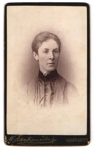 Fotografie W. Kuntzemüller, Baden-Baden, Friedrich-Str. 1, Portrait Dame im Biedermeierkleid mit Brosche