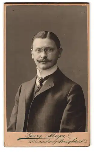 Fotografie Georg Meyer, Braunschweig, Bankplatz 3, Portrait Herr im Anzug mit Schlips und Moustache, Brille