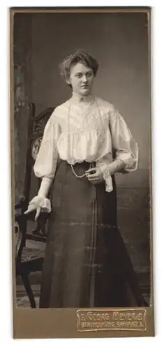 Fotografie Georg Meyer, Braunschweig, Bankplatz 3, Portrait Dame in weisser Bluse und schwarzem Rock mit Locken