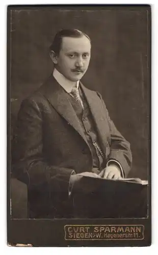 Fotografie Curt Sparmann, Siegen i. W., Hagenerstr. 11, Portrait Adalger Pape im Anzug mit Moustache