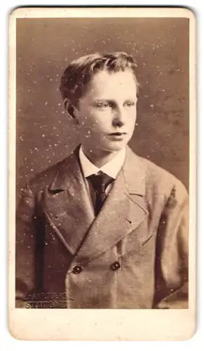 Fotografie Erwin Hanfstaengl, Stuttgart, Alleenplatz 4, Portrait junger Knabe im Anzug mit Schlips