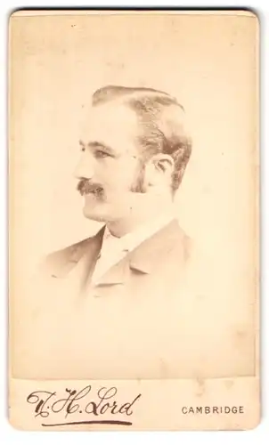 Fotografie R. H. Lord, Cambridge, Market Place 13, Portrait Engländer im seitlichen Profil mit Koteletten und Schnauzer