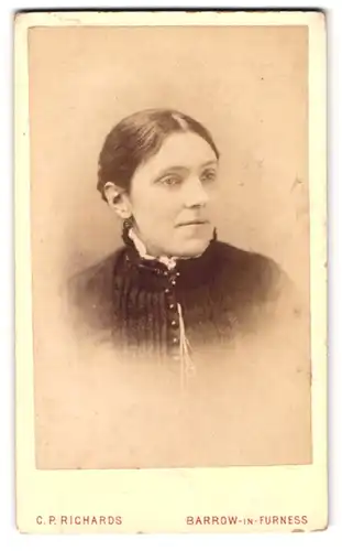 Fotografie C. P. Richards, Barrow-in-Furness, Duke St., Portrait Dame im Biedermeierkleid mit leerem Blick