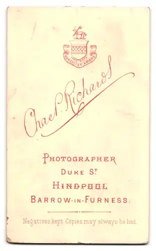 Fotografie C. P. Richards, Barrow-in-Furness, Duke St., Portrait Dame im Biedermeierkleid mit leerem Blick