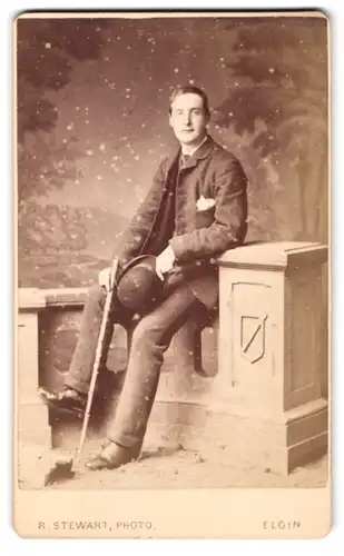 Fotografie R. Stewart, Elgin, High Street, Portrait Mann im Tweed Anzug mit Stock und Melone, Dandy