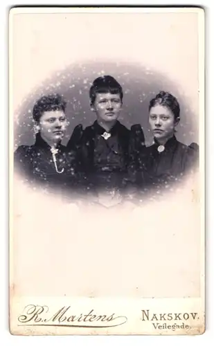 Fotografie R. Martens, Nakskov, Veilegade, Portrait drei Damen in Biedermeierkleidern mit Broschen