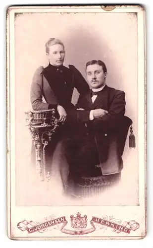 Fotografie C. Jorgensen, Herning, Smedegade, Portrait Frau im Biedermeierkleid und Mann im Anzug