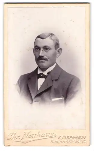 Fotografie Chr. Neuhaus, Kjobenhavn, Kjobmagergaden 14, Portrait Herr im Anzug mit Fliege und Zwirbelbart