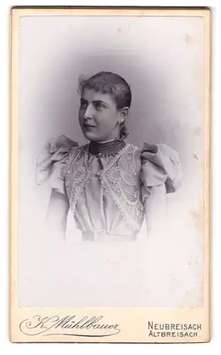 Fotografie K. Mühlbauer, Neubreisach, Portrait junge Frau im Spitzenkleid mit Puffärmeln