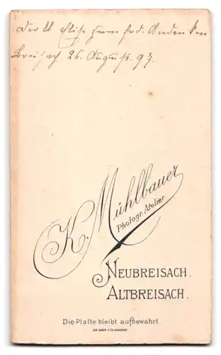 Fotografie K. Mühlbauer, Neubreisach, Portrait junge Frau im Spitzenkleid mit Puffärmeln